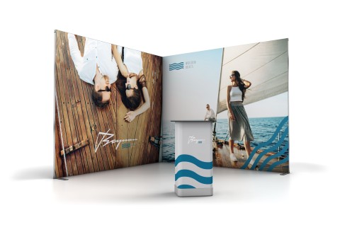 Promotionstand mit Urlaubsmotiven und Segelyacht Zwei große Plakatwände mit Urlaubsmotiven und ein Promotiontisch mit Wellenmuster.