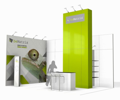 Messestand von beMatrix mit grünem Designelement Messestand mit beMatrix Logo, grüne Säule, Tische und Stühle