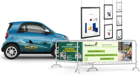 Fahrzeugbeschriftung, Banner und Displays – vielseitige Werbetechnik für Innen- und Außenbereiche Gestaltetes Smart-Fahrzeug mit Fischmotiv, Banner und digitale Displays mit Werbebotschaften als Beispiele moderner Werbetechnik